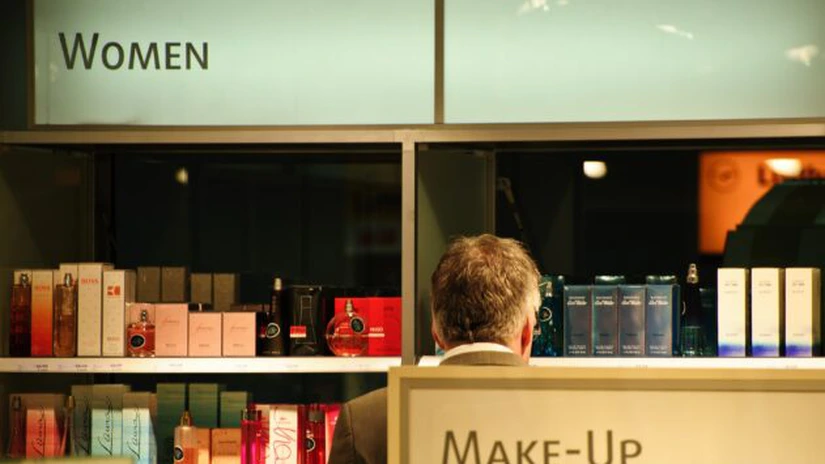 Vânzări în creștere pentru valize, ţigări şi cosmetice în magazinele duty-free, pe fondul reluării călătoriilor