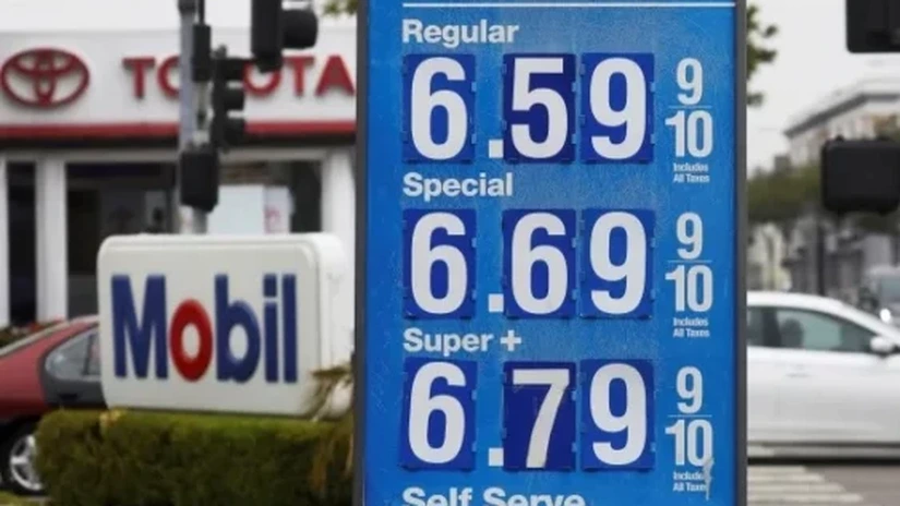 Preţul benzinei din SUA a depăşit 5 dolari pe galon pentru prima oară în istoria ţării