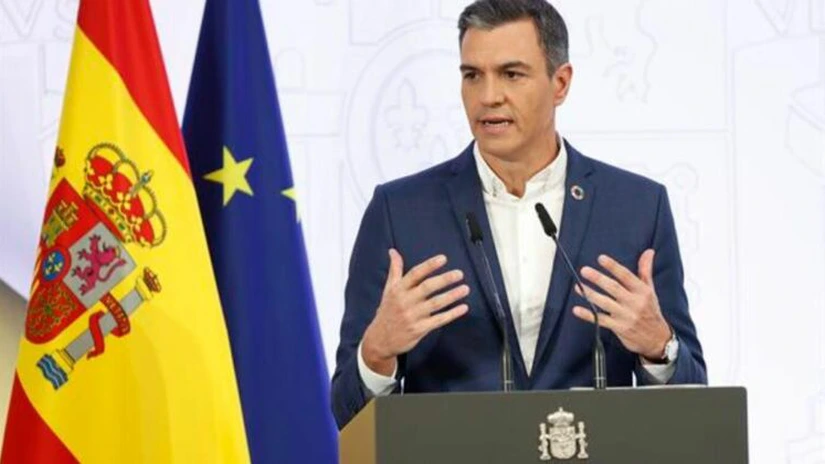 Premierul Pedro Sanchez le-a cerut spaniolilor să nu mai poarte cravată pentru a economisi energie