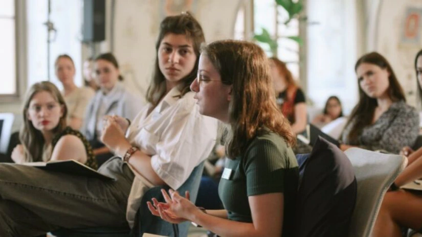 Femei în IT: a treia ediție a „Școlii pentru leadership feminin în era digitală” are loc la Praga