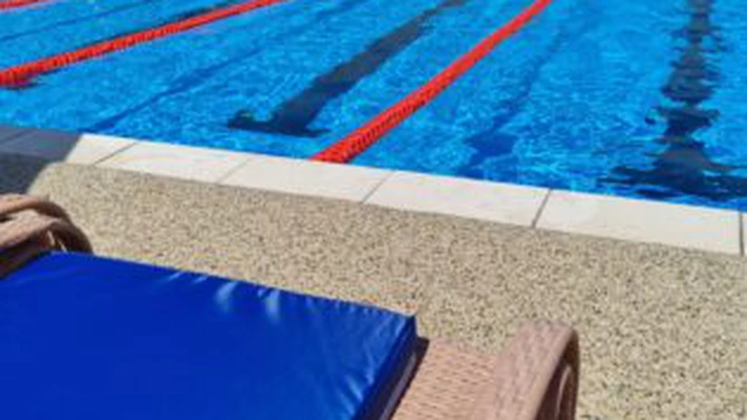(P) Bucură-te de vară la piscina exterioară Premium Wellness Institute