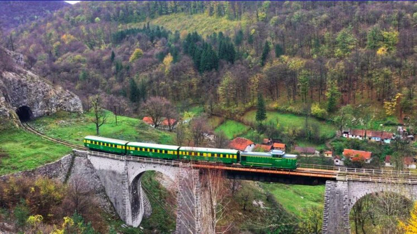 CFR Călători promovează cea mai veche cale ferată montană din România. Călătoria pe traseul spectaculos costă sub 30 de lei