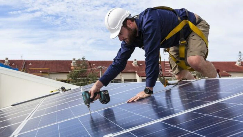 Instalatorii care montează sisteme fotovoltaice subvenționate prin programul AFM sunt obligați să depună garanții imense, și de sute de mii de euro fiecare - proiect