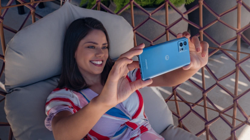 Motorola a lansat în România noul telefon moto g72