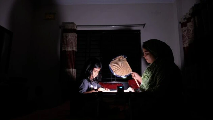 Cel puțin 130 de milioane dintre cetățenii Bangladeshului au rămas fără electricitate după o uriașă pană de curent care a afectat aproape toată țara