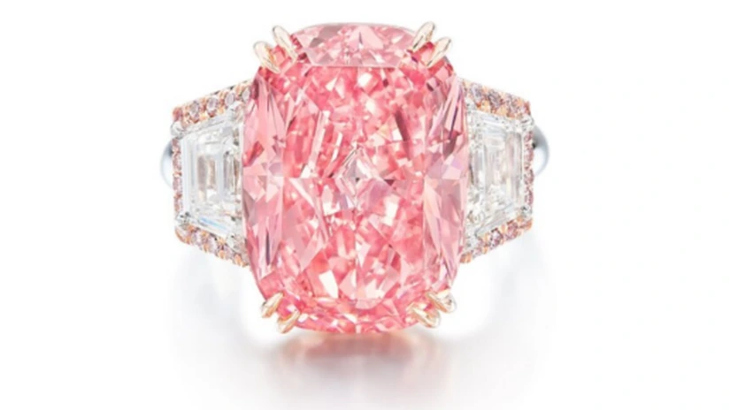 Un diamant roz a fost vândut la o licitație în Hong Kong pentru aproape 58 de milioane de dolari