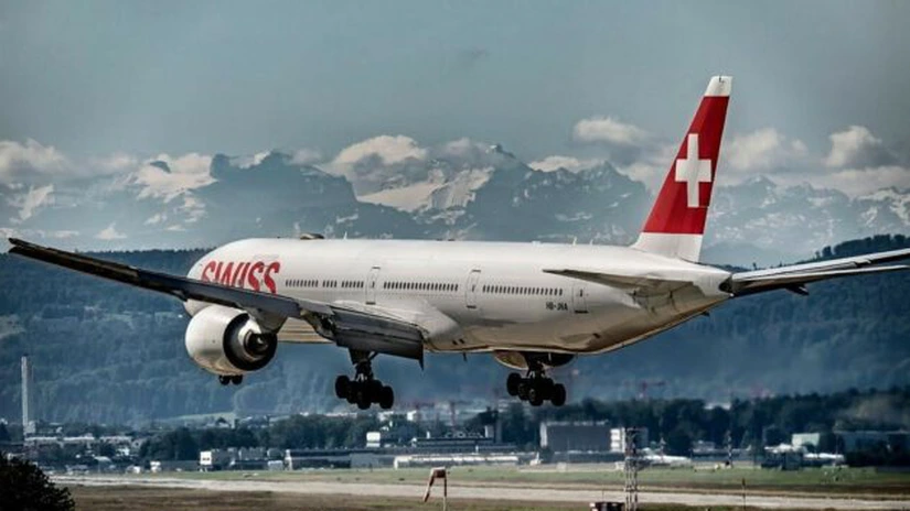 Un avion al companiei Swiss a zburat vineri în premieră mondială fiind acoperit cu un strat protector asemănător pielii de rechin