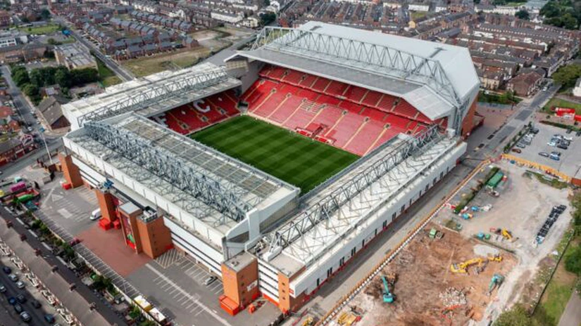Președintele clubului de fotbal Liverpool confirmă că proprietarii iau în considerare vânzarea echipei