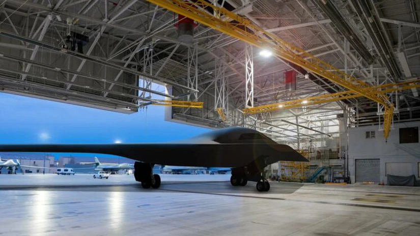 Armata americană prezintă noul bombardier invizibil B-21