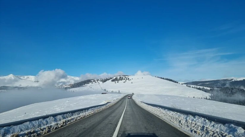 Imagini de basm pe Transalpina: Drumarii au curățat zăpada în așteptarea turiștilor FOTO
