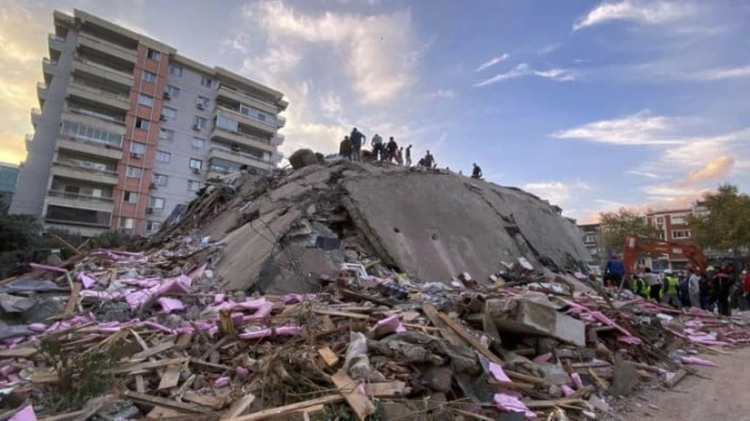 Criză în Turcia după cutremur - Lira a atins un nou minim istoric, prăbuşire şi pe bursă pentru companiile turceşti