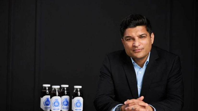 Cum s-a transformat experiența unui fost manager Coca-Cola India într-un business românesc cu sucuri din afine bio, fără apă adăugată