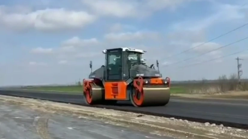 Grindeanu: Primii 300 de metri de asfalt au fost turnați astăzi pe Drumul Expres Galați - Brăila (Video)