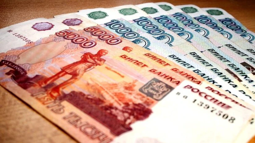 Rubla rusească s-a prăbușit vineri până la cea mai mică valoare din ultimul an