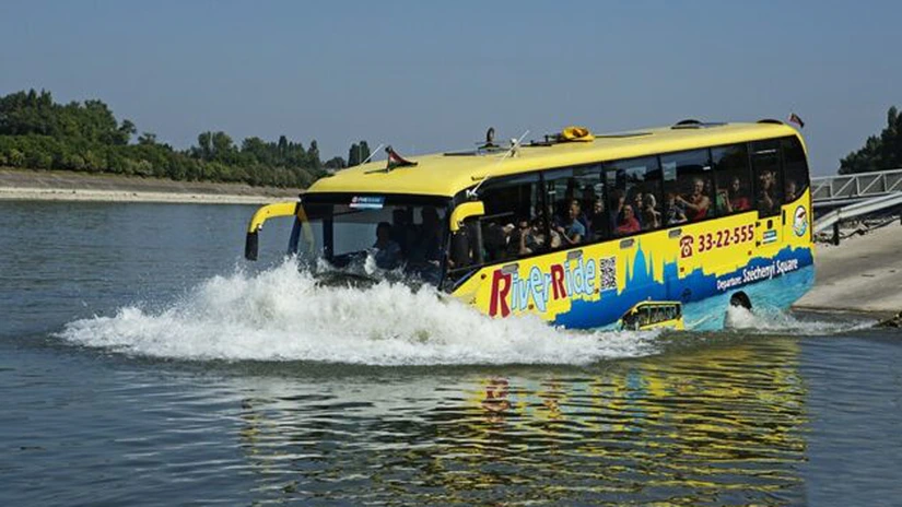 Autobuzul plutitor: Românii ar putea trece Dunărea la Călărași spre Bulgaria cu un vehicul amfibiu unguresc