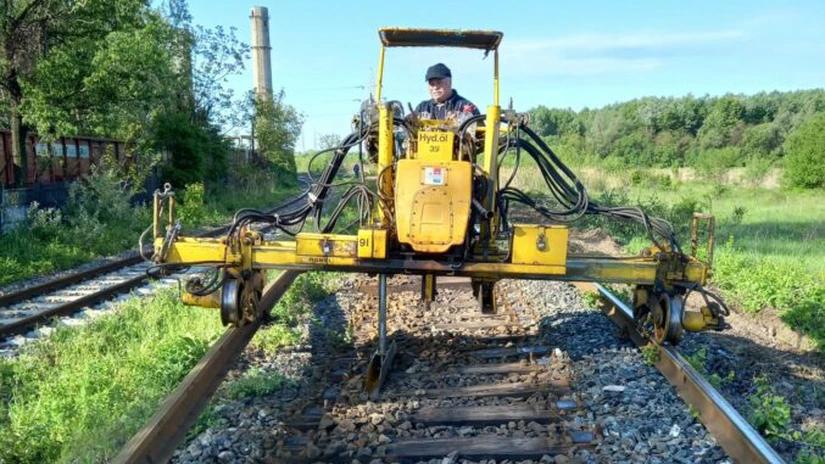 CFR SA înlocuiește 1600 de traverse de lemn cu unele noi din beton în gara Titu FOTO