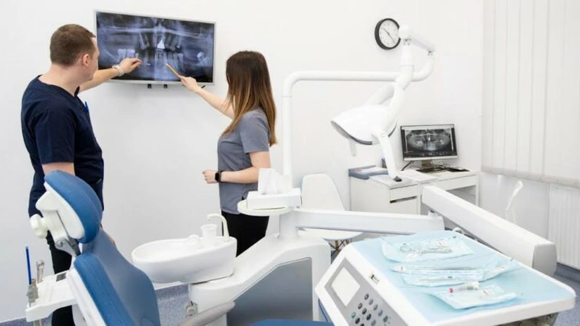 Clinica socială dentară, la care oamenii fără venituri sau cu venituri mici se pot trata gratis sau la preţuri reduse, va fi finanţată de reţeaua dr. Leahu