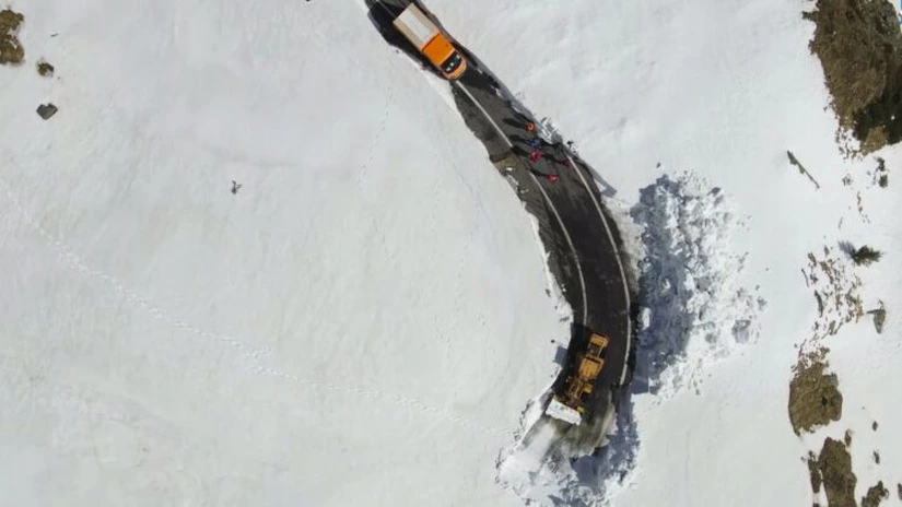 A început deszăpezirea pe Transfăgărăşan. E posibil să fie deschis circulaţiei mai devreme de 1 iulie - DRDP Braşov