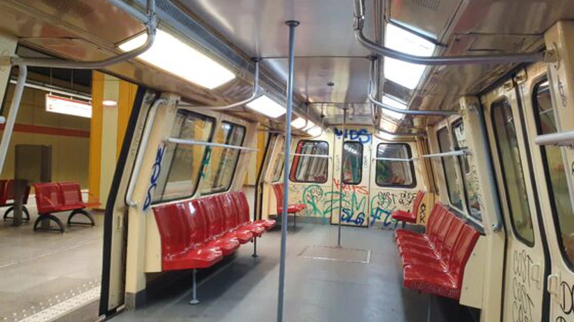 Circulaţia trenurilor de metrou se desfăşoară în sistem pendulă între Eroii Revoluţiei şi Piaţa Unirii 2