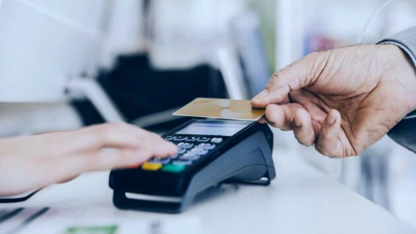 Sondaj CEC Bank: Unul din doi români plătește cumpărăturile cu cardul