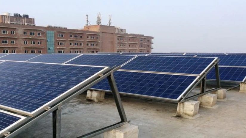 Cinci asociații de proprietari din București pot primi câte 15.000 de euro ca să-și pună panouri fotovoltaice pe bloc