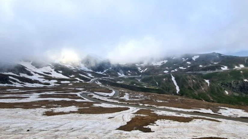 Transfăgărăşan şi Transalpina, închise de luni; zăpadă de 10 cm, carosabil cu gheaţă