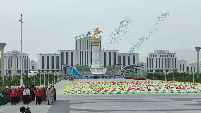 Turkmenistanul a inaugurat cu mare fast oraşul Arkadag, care se vrea 