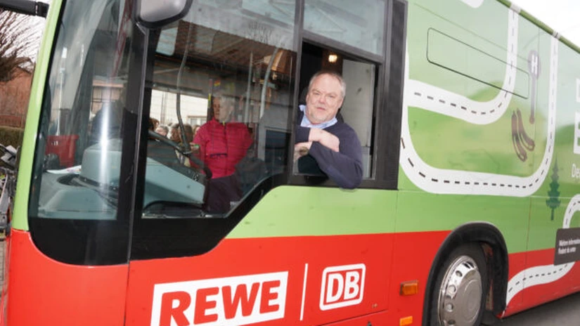 Retailerul REWE și compania feroviară Deutsche Bahn au conceput un supermarket pe roți care să-i aprovizioneze  pe locuitorii din satele izolate din Germania
