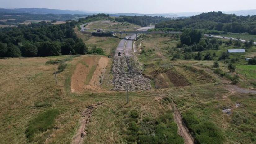 Autostrada Lugoj - Deva: UMB lucrează la decopertarea terenului pe lotul cu tuneluri FOTO