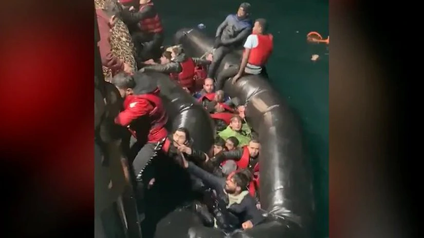 Cel puțin șase persoane au decedat în urma naufragiului unei ambarcațiuni cu migranți în Canalul Mânecii. 55 de oameni au fost salvați