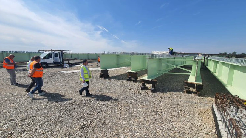 Autostrada Bucureștiului: Au sosit primele elemente ale tablierului metalic pentru pasajul peste A1 FOTO