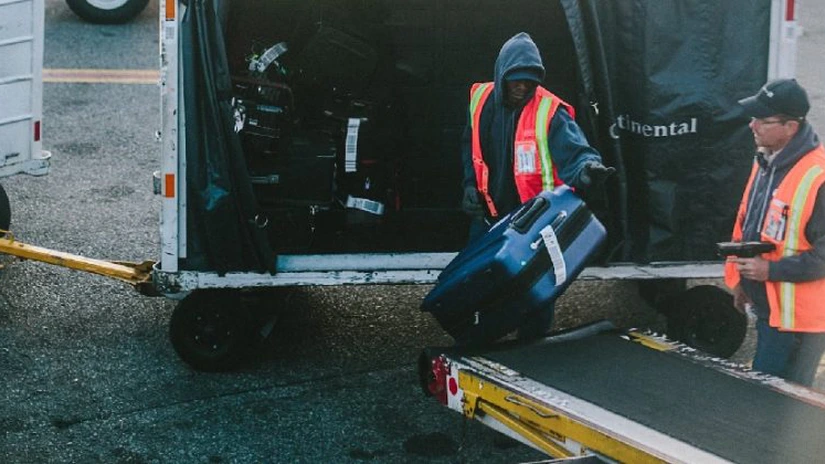 Nu s-au scumpit doar biletele de avion. Companiile aeriene fac bani frumoși din taxa pe bagaj