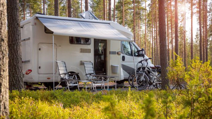 Agenția de turism Vola.ro le oferă clienților posibilitatea de a închiria online rulote și autorulote. Prețurile pornesc de la 60 de euro pe noapte