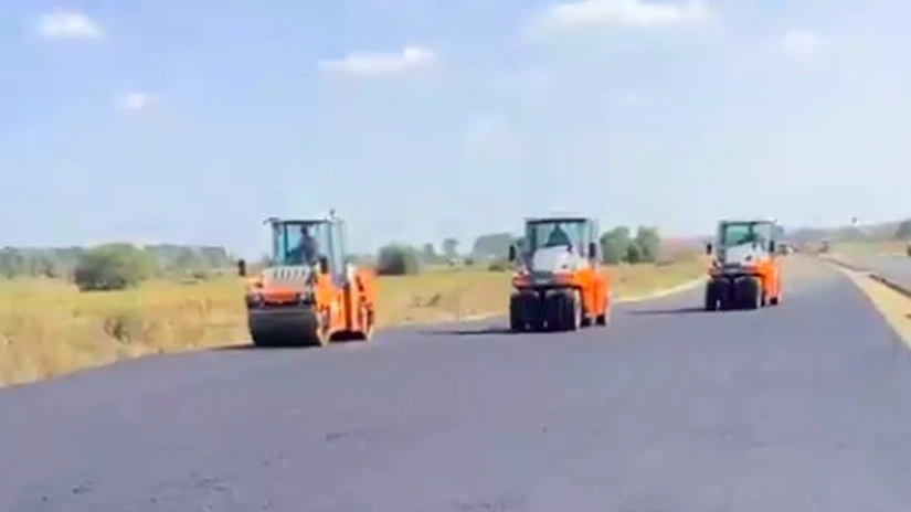 Un startup care transformă deșeurile de plastic și sticlă în asfalt, printre câștigătorii competiției Startarium „Românii sunt antreprenori”