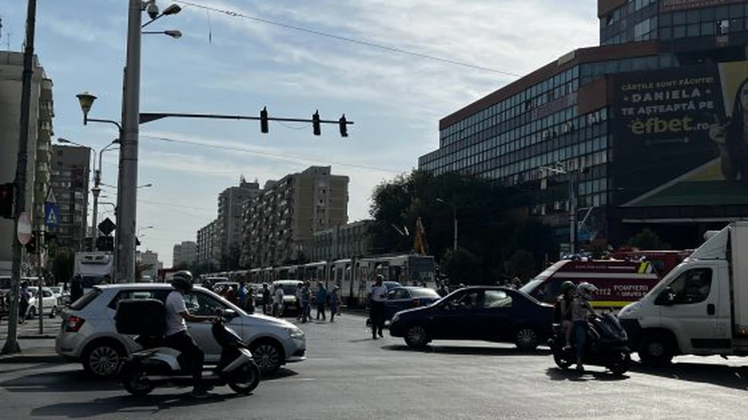 Circulația tramvaielor 14 și 55 este blocată din cauza unui accident rutier FOTO