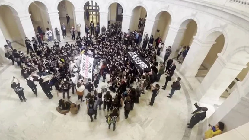 Cel puţin o sută de protestatari au ocupat o clădire a Congresului SUA pentru a cere încetarea focului în Gaza