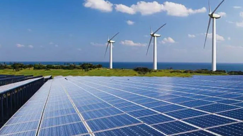 Jumătate din energia electrică a României e făcută acum din vânt și soare. Ziua, fotovoltaicele produc de două ori mai mult decât cărbunele