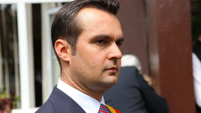 Primarul Cătălin Cherecheş, condamnat definitiv la 5 ani de închisoare pentru corupţie. Este dat în urmărire generală după ce nu a fost găsit la domiciliu de către Poliţie