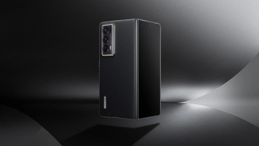 HONOR Magic V2, cel mai subțire smartphone pliabil de pe piață, ajunge în Europa. Modelul este deja disponibil la precomandă în România
