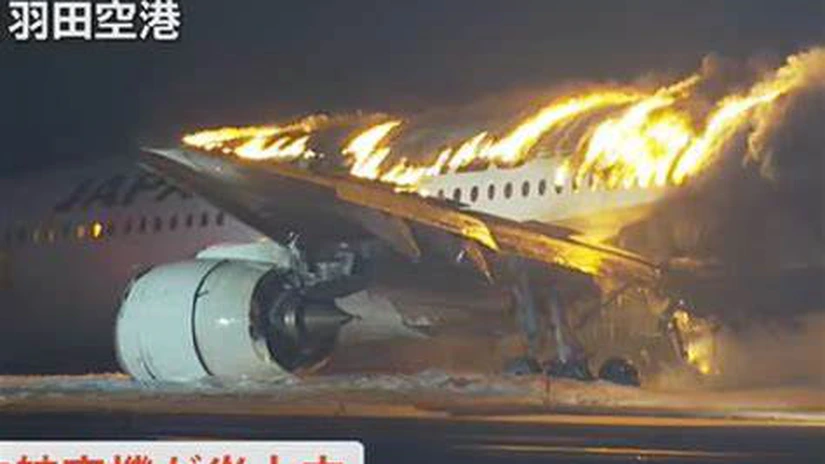 Update - Un avion al Japan Airlines cu pasageri la bord, în flăcări pe aeroportul Haneda din Tokyo. Pasagerii şi echipajul au fost evacuaţi VIDEO