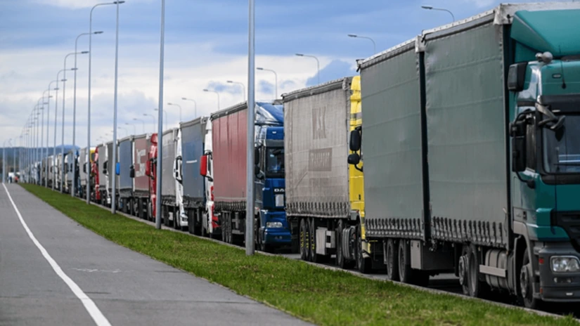 Coloane de camioane de până la cinci kilometri înainte de frontieră, la Nădlac şi Vărşand