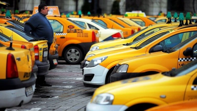 Taximetriştii continuă luni protestele. Circa 100 de maşini se află în Piaţa Constituţiei