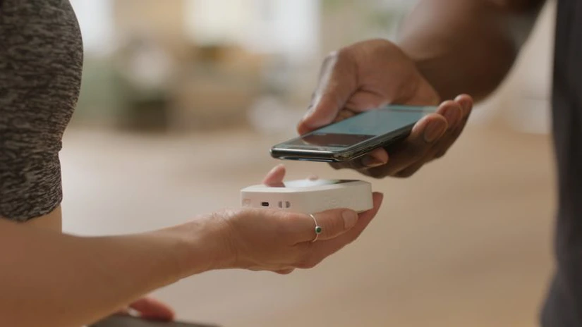 Taxiul plătit cu cardul Revolut. Banca lansează și în România în Revolut Reader, primul său terminal de încasare plăți pentru comercianți, inclusiv vânzători ambulanți