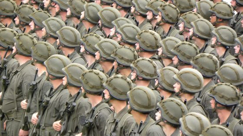 Ţările europene nu vor înfiinţa o armată unificată, spune ministrul de externe polonez