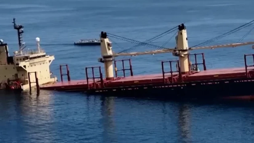 O navă scufundată de rebeli în Marea Roșie, risc pentru traficul maritim și pentru mediu