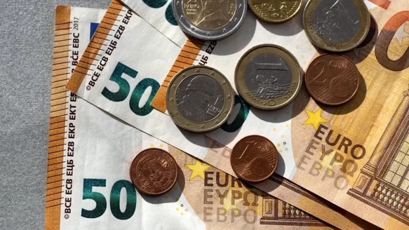 Din 8 aprilie, Raiffeisen Bank limitează la 10.000 de euro lunar schimburile valutare efectuate în Smart Hour la cursul BNR