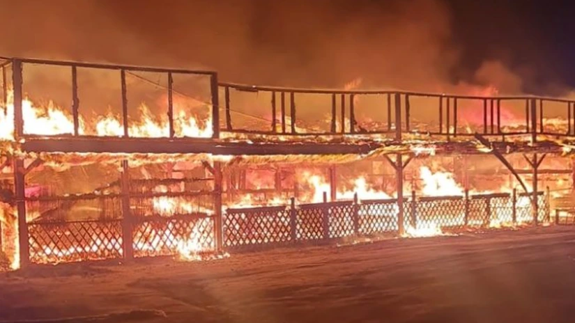 Incendiu puternic la o terasă de pe plaja Corbu. Flăcările s-au extins pe o suprafață de 1.000 de metri pătrați