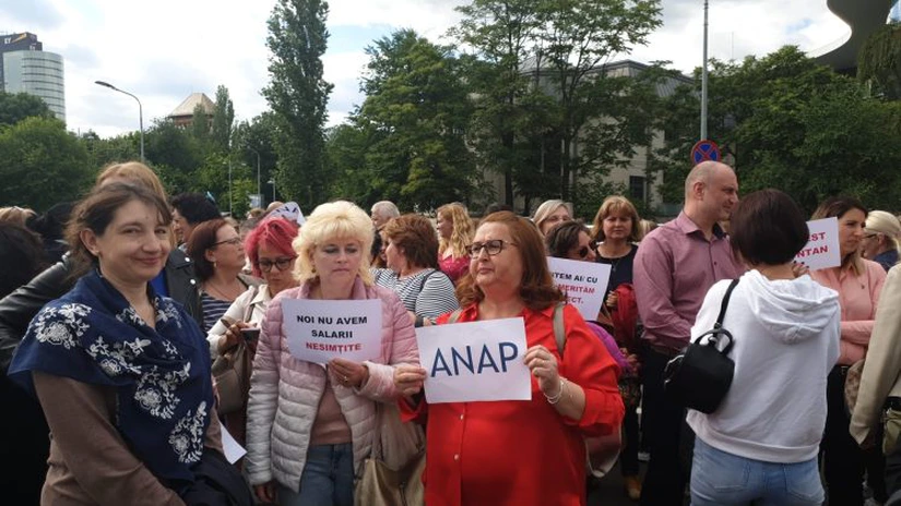 Protest spontan al angajaților din aparatul de lucru al Guvernului. Ce spune Ciolacu