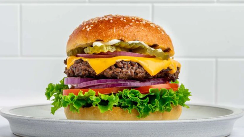 Românii comandă cei mai mulți burgeri din Europa de Sud-Est: peste 22.000 de burgeri sunt livrați zilnic - analiză Glovo