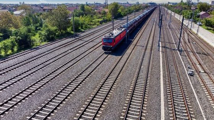 Circulaţia feroviară pe Magistrala Bucureşti - Constanţa, oprită temporar din cauza unui incendiu de vegetaţie; zece trenuri staţionează UPDATE